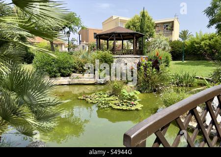 Wunderschöne Landschaftsaufnahme des Teichs und der Pavillon im Hauptpark in der Innenstadt von Palavas, Occitanie, Frankreich. Stockfoto