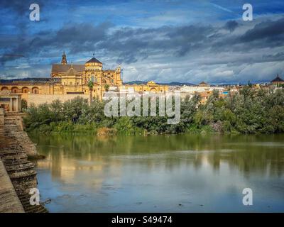 Blick auf die Moschee-Kathedrale, den Fluss Guadalquivir und die Altstadt von Córdoba, Spanien. Stockfoto