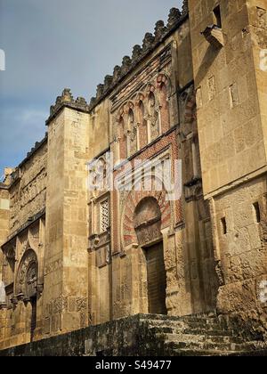 Wunderschön dekorierte Außenwände der Moschee-Kathedrale in Córdoba, Spanien. Stockfoto