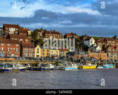 Blick auf die New Quay Road und den Fluss Esk in Whitby North Yorkshire Stockfoto