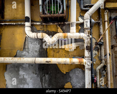 Alte Sanitäranlagen in der Gasse hinter dem Gebäude Stockfoto
