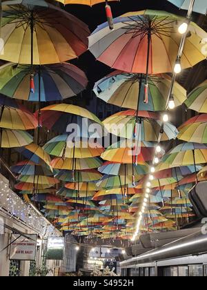 Farbenfrohe Dachschirme im Zentrum von Bukarest, Rumänien Stockfoto