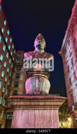 Statue oder Büste Skulptur von JAWAHARLAL NEHRU 1889-1964 - London See bei Nacht umgeben von Gebäuden Stockfoto