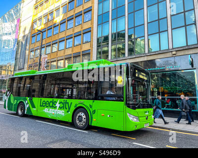 Leeds City Elektrobus auf Parkreihe Stockfoto