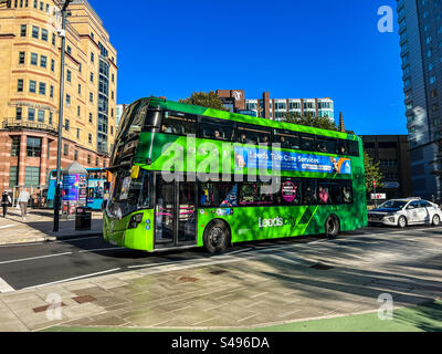 Grüner Bus im Stadtzentrum von Leeds Stockfoto