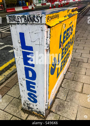 Telefonwechseldose mit Burley Banksy Graffiti des mächtigen Leeds United im Stadtzentrum von Leeds Stockfoto