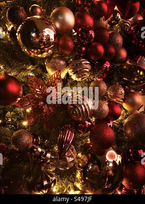 Nahaufnahme und voller Rahmen mit Weihnachtsbaumschmuck auf einem Baum Stockfoto