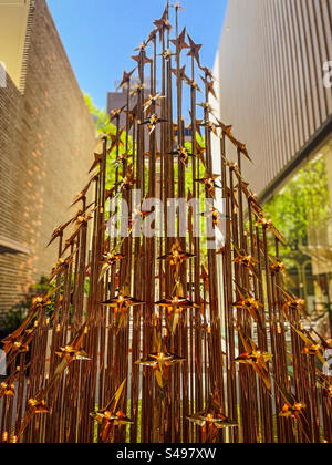 Nahaufnahme eines goldenen, metallischen Weihnachtsbaums mit Sternen zwischen Gebäuden in Melbourne, Victoria, Australien. Stockfoto