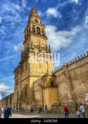 Der alte Glockenturm der Moschee-Kathedrale ist Teil der Außenmauern in Córdoba, Spanien. Stockfoto