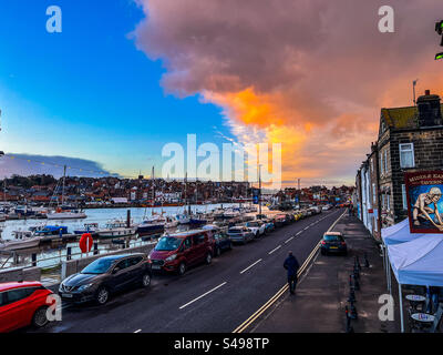 Blick auf den Fluss Esk in Whitby von der Church Street Stockfoto