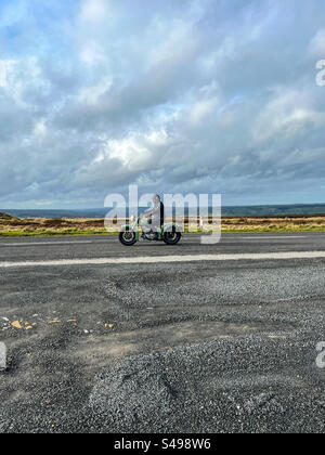 Klassisches Motorradfahren in den North Yorker Mooren in der Nähe von Goathland Stockfoto