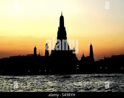 Ein wunderschöner Sonnenuntergang über dem Chao Phraya Fluss und Wat Arun in Bangkok. Stockfoto