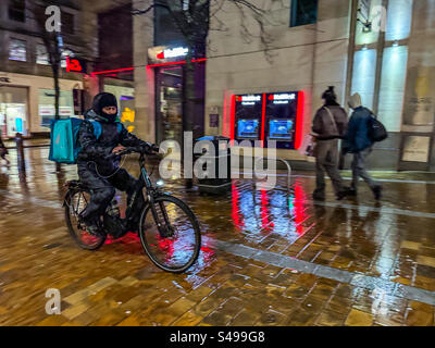 Deliveroo-Fahrer auf dem Fahrrad im Stadtzentrum von Leeds Stockfoto