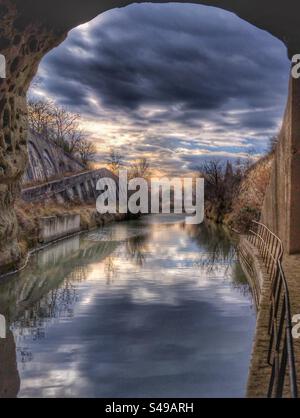 Der Malpas-Tunnel unterquert den Enserune-Hügel. Canal du Midi. Nissan-lez-Enserune, Occitanie, Frankreich Stockfoto