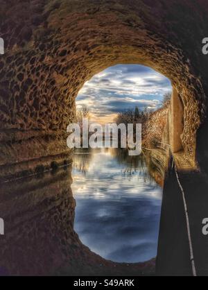 Der Malpas-Tunnel unterquert den Enserune-Hügel. Canal du Midi. Nissan-lez-Enserune, Occitanie, Frankreich Stockfoto