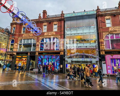 Einkaufsmöglichkeiten in der Haupteinkaufsstraße Briggate im Stadtzentrum von Leeds Stockfoto