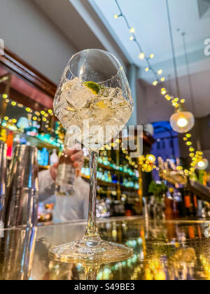 Ein Glas Gin und Tonic in der trendigen Bar Stockfoto