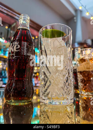 Flasche Diät Cola an der Bar Stockfoto