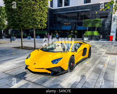 Giallo Orion Lamborghini Aventador SV V12 Supersportwagen parkt vor dem Dakota Hotel im Stadtzentrum von Leeds Stockfoto