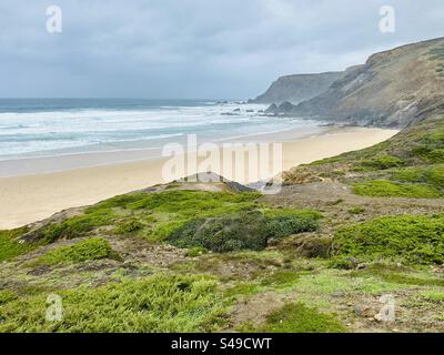Nördliches Ende von Praia da Ponta Ruiva an der Westküste der Algarve Stockfoto