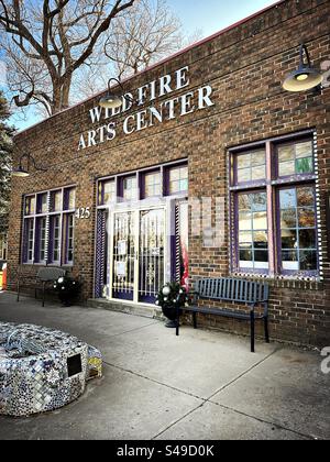 Berthoud, Colorado, USA: Außenansicht des Wildfire Arts Center im Winter. Gelegen in der historischen Innenstadt. Alte, rote Backsteinarchitektur. Stockfoto