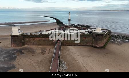 Fort Perch Rock und New Brighton Lighthouse Stockfoto