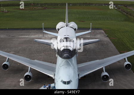 Das Space Shuttle Endeavour wurde auf einem Shuttle-Trägerflugzeug montiert, um den Umzug vom Kennedy Space Center zum California Science Center vorzubereiten. Stockfoto