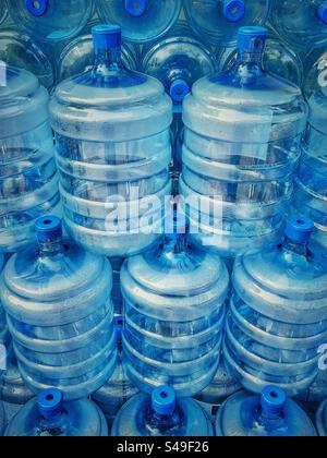 Leere Wasserflaschen zum Austausch Stockfoto