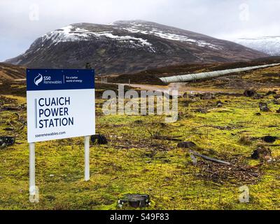 Wasserkraftwerk Cuaich, mit Blick auf einen winterlich schneebedeckten Berg und Munro Meall Chuaich, Drumochter, Highland Schottland Stockfoto