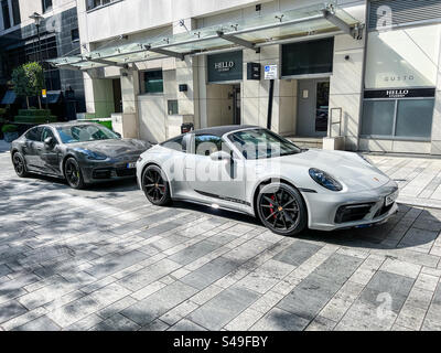 Porsche 911 Targa 4S und Porsche Panamera parkten vor der Studentenunterkunft im Stadtzentrum von Leeds Stockfoto