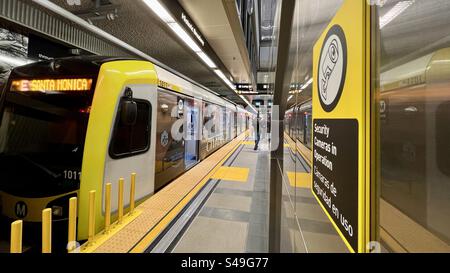 LOS ANGELES, CA, 16. JUN 2023: LA Metro E Line Zug nach Santa Monica, Fahrt in die neue historische Broadway Station, Eröffnung des neuen Bahnanschlusses mit drei neuen Stationen in der Innenstadt Stockfoto