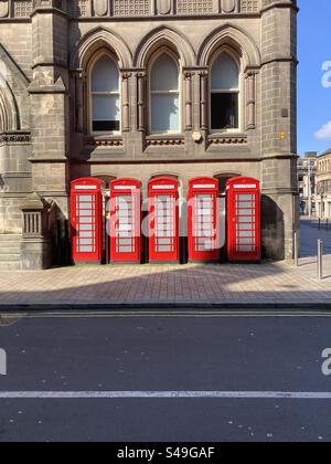 Fünf rote Telefonzellen in Middlesbrough, Großbritannien Stockfoto