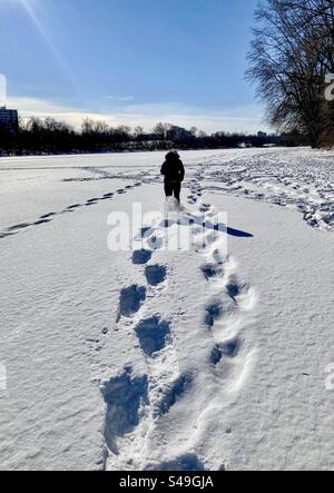 Schneeschuhwandern auf dem Ottawa River an hellen Wintertagen. Stockfoto