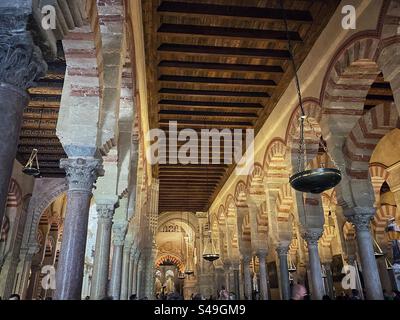 Die von Bögen und Säulen eingerahmte Decke in der Moschee-Kathedrale in Córdoba, Spanien. Stockfoto