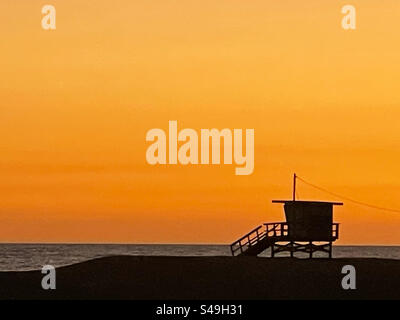 Sonnenuntergang oder Sonnenaufgang am Strand Stockfoto