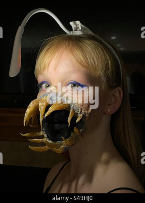 Ein Mädchen in einem hausgemachten Anglerfish-Kostüm. Stockfoto