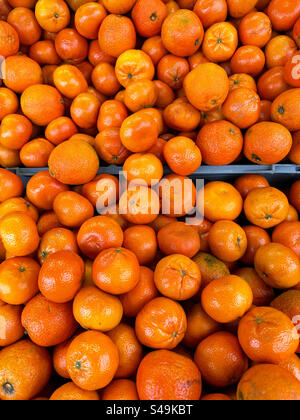 Mandarinorangen auf einem türkischen Markt in Göteborg, Schweden. Stockfoto