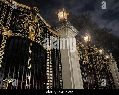 Londons Buckingham Palace Gates bei Nacht Stockfoto
