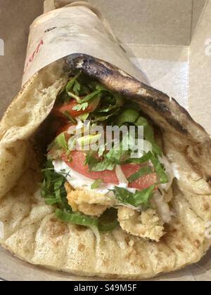 Diese Delikatesse heißt GYRO in Athen, Griechenland. Es ist ein „Wrap“ mit Pita-Brot und dieses hier ist mit Tintenfischen Diese Delikatesse kann auch mit Schweinefleisch, Rindfleisch, Huhn usw. zubereitet werden Stockfoto