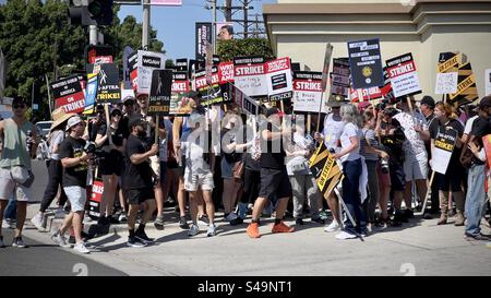 LOS ANGELES, CA, 8. September 2023: Große Gruppe von Schildern mit WGA-Schriftstellern und sag-AFTRA-Schauspielern im Streik, vor den Toren der Paramount Studios in Hollywood Stockfoto