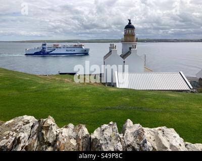 Die Northlink-Autofähre MV Hamnavoe passiert den Leuchtturm Holborn Head, bevor Sie am Hafen von Scrabster an der Nordküste Schottlands ankommen. Sie fährt 6 Mal am Tag von Scrabster nach Stromness auf Orkney. Stockfoto