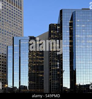 Stadtgebäude in der Innenstadt von Calgary während der blauen Morgenstunde. Stockfoto