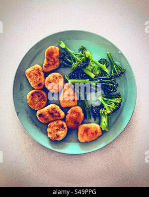 Essen Essen Mittagessen Abendessen Abendessen Snack auch Blick auf Hühnchnuggets mit grünem Brokkoli auf einer grünen Platte, um köstliche geschmackliche Rezepte zu essen Stockfoto