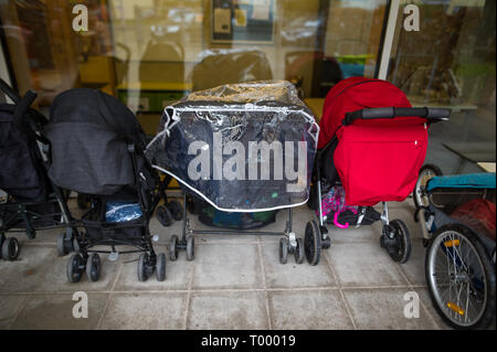 Stuttgart, Deutschland. 15 Mär, 2019. Kinderwagen stehen vor in einer Kindertagesstätte. Credit: Sebastian Gollnow/dpa/Alamy leben Nachrichten Stockfoto