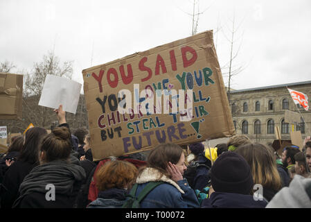 Berlin, Deutschland, Deutschland. 15 Mär, 2019. Ein Plakat unter den Demonstranten während des Freitags gesehen für zukünftige Streik. Tausende von Demonstranten in Berlin Rallye in Invalidenparkl gegen den Klimawandel zu protestieren. Die meisten Protestanten sind junge Studenten aus Berliner Schulen, sowie eine große Anzahl von Erwachsenen und Senioren. Quelle: Simone Marchetti/SOPA Images/ZUMA Draht/Alamy leben Nachrichten Stockfoto