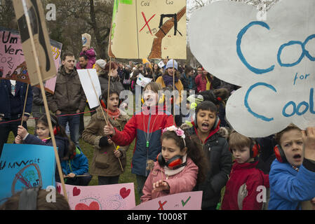 Berlin, Deutschland, Deutschland. 15 Mär, 2019. Ein Kind gesehen, ein Plakat und riefen Slogans während des Freitags für zukünftige Streik. Tausende von Demonstranten in Berlin Rallye in Invalidenparkl gegen den Klimawandel zu protestieren. Die meisten Protestanten sind junge Studenten aus Berliner Schulen, sowie eine große Anzahl von Erwachsenen und Senioren. Quelle: Simone Marchetti/SOPA Images/ZUMA Draht/Alamy leben Nachrichten Stockfoto