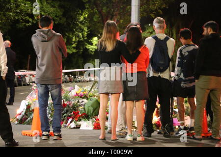 Trauernde noch fließen neben der Polizei cordon Respekt für die Opfer der Christchurch Moscheen schießen auf Deans Avenue zu zahlen nach 10:00 Uhr heute Abend. Rund 49 Personen wurde angeblich in der Christchurch getötet Moscheen Terroranschlag schießen Targeting die Masjid Al Noor Moschee und die linwood Moschee. Stockfoto