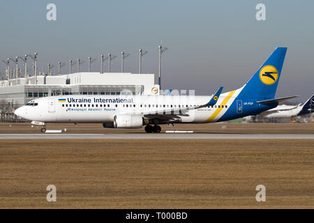 München, Deutschland. 16 Feb, 2019. Ukraine International Airlines (UIA) Boeing 737-800 auf der Start- und Landebahn am Flughafen München gesehen. Credit: Fabrizio Gandolfo/SOPA Images/ZUMA Draht/Alamy leben Nachrichten Stockfoto