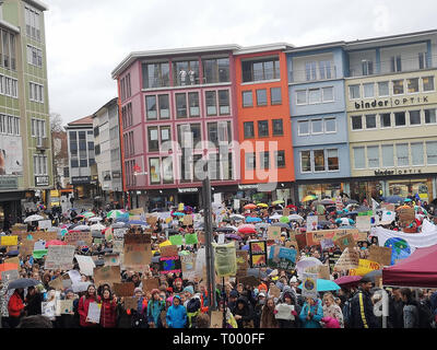 März 15, 2019 - Stuttgart, Deutschland, 19. März 2019. Tausende Menschen protestieren in der Stadt Stuttgart als Teil einer weltweiten Kampagne für Maßnahmen gegen den Klimawandel. Demonstranten trugen Fahnen wie ''Es gibt keinen Planet B'', und '' Sie zerstören unsere Zukunft'' die Notwendigkeit einer angemessenen Antwort auf den Klimawandel zu markieren und Führer der Welt auf, um das Problem zu verlangen. Studenten in mehr als 120 Ländern haben marschierten durch die Straßen am Freitag in einem globalen Klimawandel Protest der Dringlichkeit der Maßnahmen zum Klimawandel, dem Sie es glauben bekämpfen zu markieren. Stockfoto