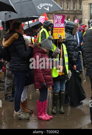 George Square, Glasgow, UK. 16. März 2019. UK. Ein junges Mädchen beugt den Kopf für die zwei Schweigeminute zu Ehren der Opfer der Terroranschläge von Christchurch. Die Stille war zu Beginn des 'Stand bis zu Rassismus" Demo auf einem kalten nassen Tag in Glasgow statt. Stockfoto